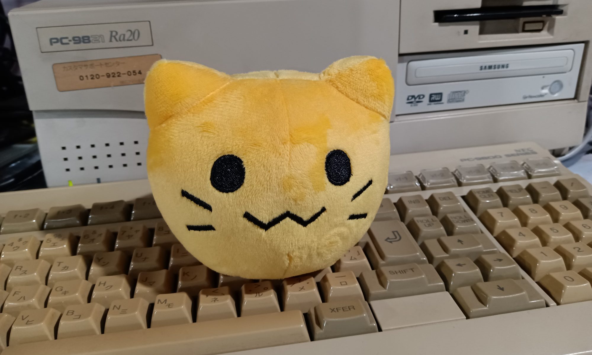 blobcat plush on the keyboard of a PC-9821Ra20